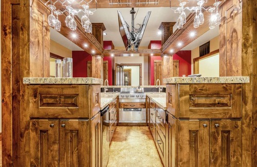 Jackson Hole Hotel | Jackson 2 Bedroom Suite: Family-Friendly with Breakfast Included