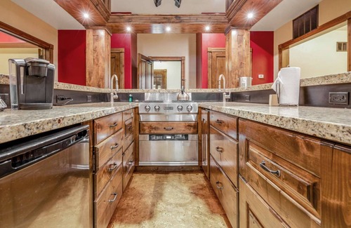 Jackson Hole Hotel | Jackson 2 Bedroom Suite: Family-Friendly with Breakfast Included