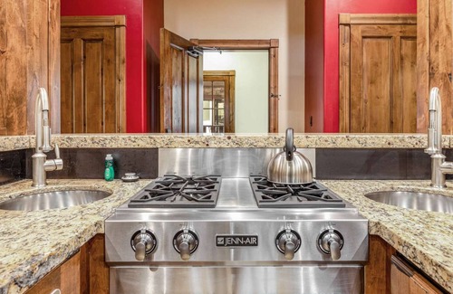Jackson Hole Hotel | Jackson 2 Bedroom Suite: Family-Friendly with Breakfast Included