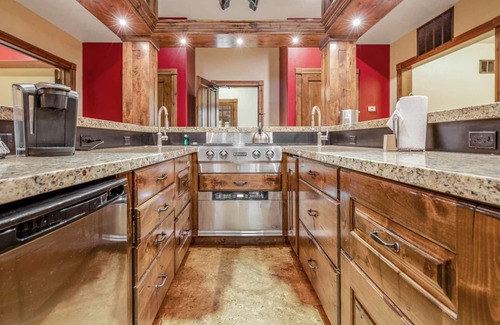 Jackson Hole Hotel | Spacious 3 Bedroom Deluxe Suite in Jackson with Breakfast