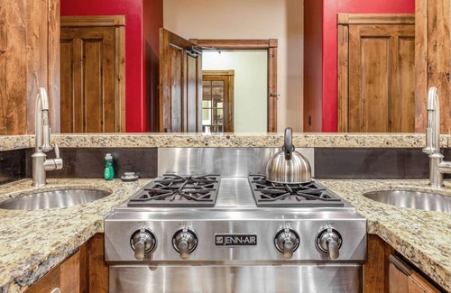 Jackson Hole Hotel | Spacious 3 Bedroom Deluxe Suite in Jackson with Breakfast