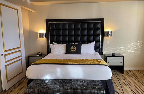 Las Vegas Resort | Discover Downtown Las Vegas: 2 Bedroom Condo with Pool