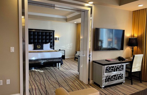 Las Vegas Resort | Discover Downtown Las Vegas: 2 Bedroom Condo with Pool