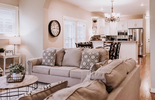 Southtown House | Discover Downtown Historic Home with Bonus Back House