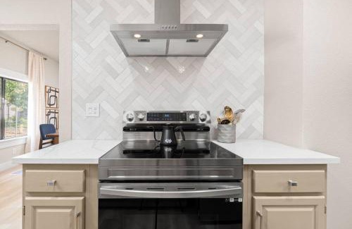 Lodi House | Pet-Friendly Downtown Lodi Retreat with 5 Bedrooms