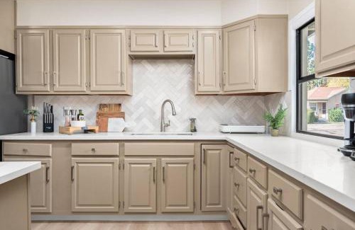 Lodi House | Pet-Friendly Downtown Lodi Retreat with 5 Bedrooms