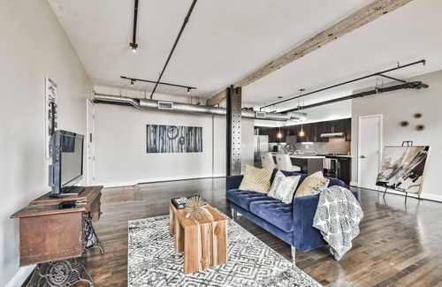 Downtown Houston Condo | Downtown Loft with Breathtaking Views & Full Kitchen