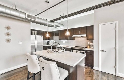 Downtown Houston Condo | Downtown Loft with Breathtaking Views & Full Kitchen