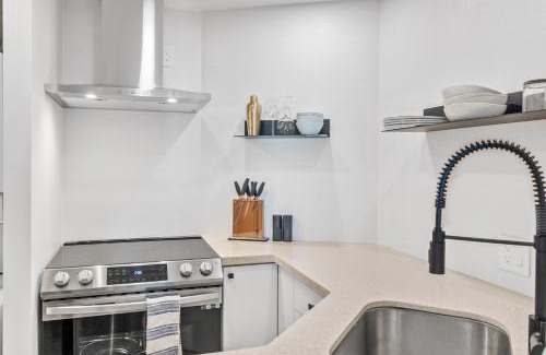 Coal Harbour Apartment | Exquisite 1BR Retreat in Downtown Coal Harbour