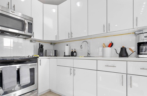 Fox Point Apartment | Elegant Downtown Flat - Steps to Top Bars and Restaurants