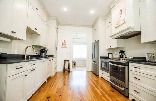 Bardstown House | Vibrant VIP Experience with Fire Pit & Ocean Views Downtown