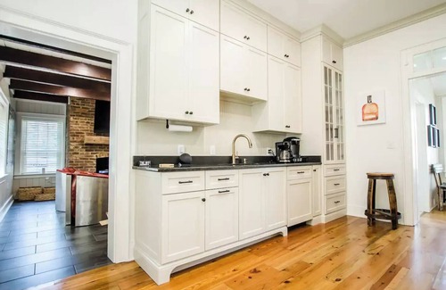 Bardstown House | Vibrant VIP Experience with Fire Pit & Ocean Views Downtown