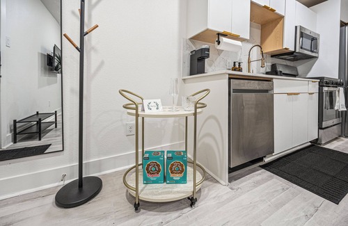 Old East Dallas Apartment | Downtown Luxury Retreat - Sofa bed + Bart cart + Towel Warmer + Washer/Dryer