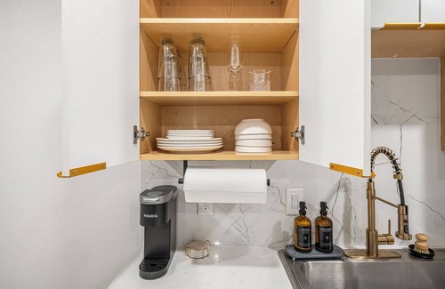 Old East Dallas Apartment | Downtown Luxury Retreat - Sofa bed + Bart cart + Towel Warmer + Washer/Dryer