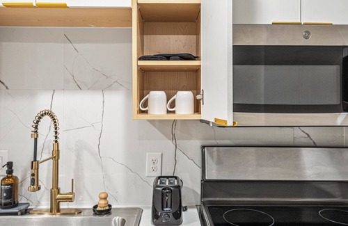 Old East Dallas Apartment | Downtown Luxury Retreat - Sofa bed + Bart cart + Towel Warmer + Washer/Dryer