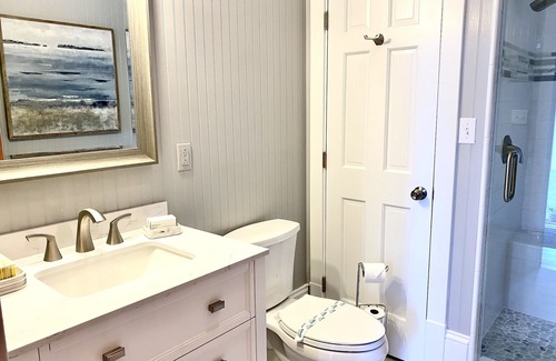 Manteo House | Discover Downtown Manteo with Oceanfront Secret Garden