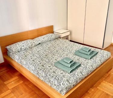 Porta Venezia Apartment | Downtown Milan Chic Apartment - Quiet Retreat with Free WIFI & Air Conditioning