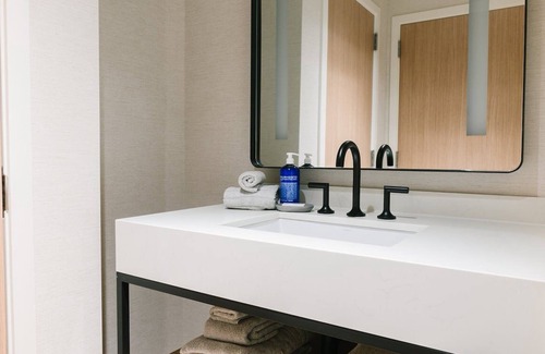 Moab Hotel | Downtown Moab Getaway Starts Here | Ideal For Family Stay | Pool & Free Parking