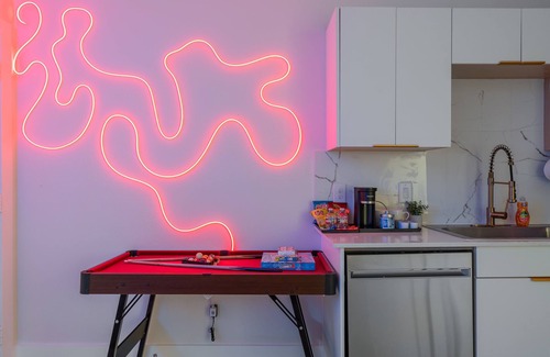 Old East Dallas Apartment | Modern Cozy Apartment in Downtown with Pet-Friendly Features