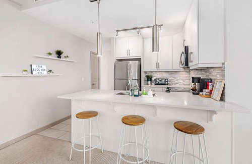 Victoria Park Condo | Exceptional Downtown Mountain View Condo with Kitchen & Breakfast