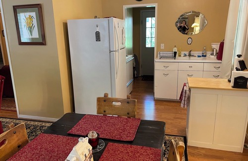 Murphys House | Prime Downtown Murphys: Steps from Main St with Spa & Breakfast