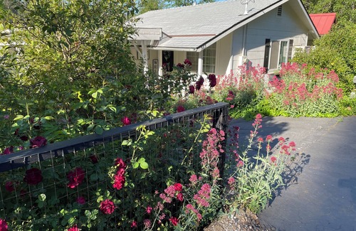 Murphys House | Prime Downtown Murphys: Steps from Main St with Spa & Breakfast
