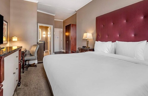 Downtown Nashville Resort | Discover Downtown Nashville in Printer's Alley with King Bed