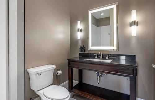 Downtown Nashville Resort | Discover Downtown Nashville in Printer's Alley with King Bed