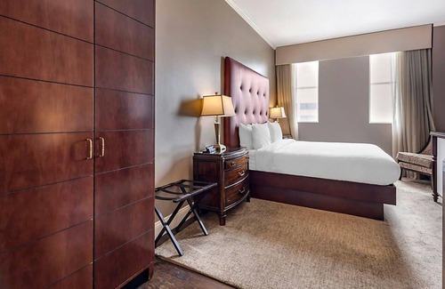 Downtown Nashville Resort | Explore Downtown Nashville in Printer's Alley with King Bed
