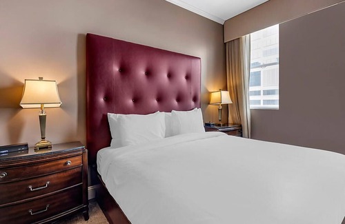 Downtown Nashville Resort | Explore Downtown Nashville: King Bed in Printer's Alley