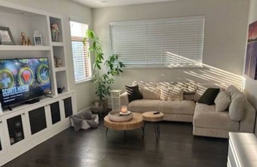 City Centre House | Downtown near the water!
