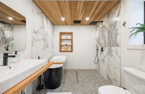 Parkdale Apartment | Relaxing Retreat in Downtown Toronto: 4-Star Getaway