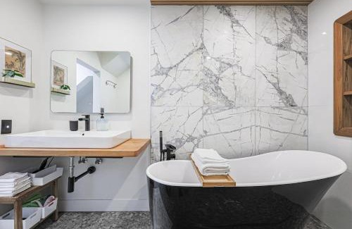 Parkdale Apartment | Relaxing Retreat in Downtown Toronto: 4-Star Getaway