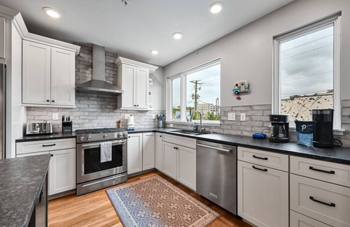 Asheville Villa | Top-Rated Townhome with Kitchen and Family-Friendly Amenities