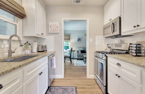 Paso Robles House | Pet-Friendly Downtown Paso: Rosé Getaway with Kitchen