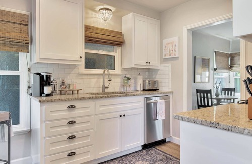 Paso Robles House | Pet-Friendly Downtown Paso: Rosé Getaway with Kitchen