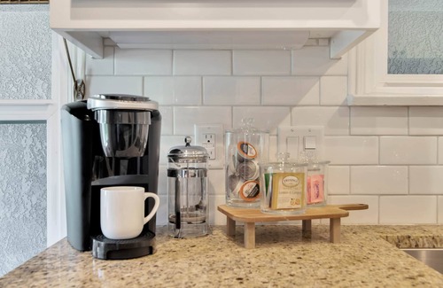 Paso Robles House | Pet-Friendly Downtown Paso: Rosé Getaway with Kitchen