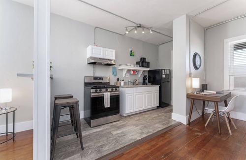 Central City Apartment | Pet-Friendly Studio in Corpus Christi with Spa & Breakfast