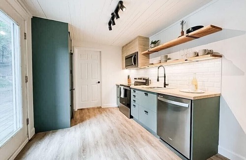 Prince Edward House | Premium Downtown Picton 2 Bedroom Suite with Breakfast