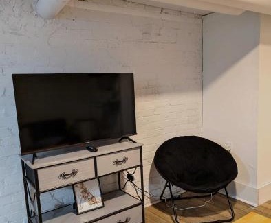 Livingston Park Apartment | Pet-Friendly Downtown Retreat - Cozy Basement Getaway