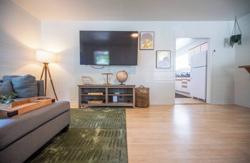 Murphy House | Pet-Friendly Downtown Rogue River with Game Room & Pool