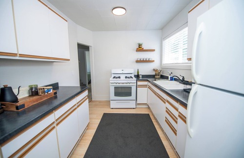 Murphy House | Pet-Friendly Downtown Rogue River with Game Room & Pool