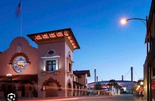 Denver Heights Apartment | Cozy 2 BR Apartment in Central Downtown SA with Breakfast