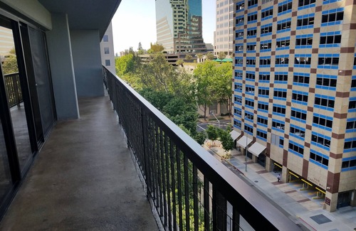 Downtown Sacramento Condo | Downtown Sac High Rise Condo with Pool & Spa Amenities