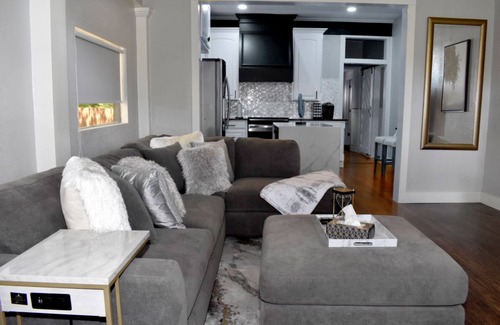 Historic Garderns House | Cozy Downtown San Antonio 3BR with Free Parking & Kitchen