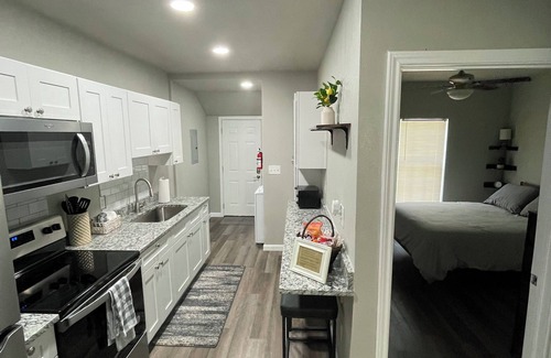 Highland Park Apartment | Downtown San Antonio/Highland Park, Cozy 1-bedroom, WiFi, AC, washer/dryer, 202