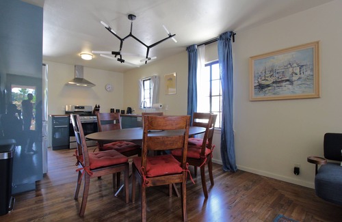Oak Park House | Convenient Downtown Santa Barbara Hotel with King Beds