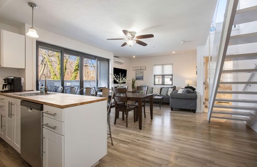 Saugatuck Condo | Pet-Friendly Downtown Saugatuck Condo with Two Decks