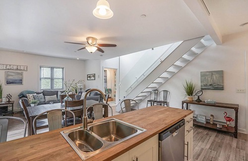 Saugatuck Condo | Pet-Friendly Downtown Saugatuck Condo with Two Decks
