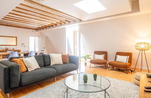 Santa Maria Maior Apartment | Inviting Downtown Seaview Apartment with Oceanfront Views